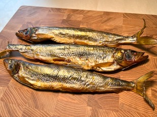 Горбуша теша (брюшки) холодного копчения: Корюшка х/к (крупная)