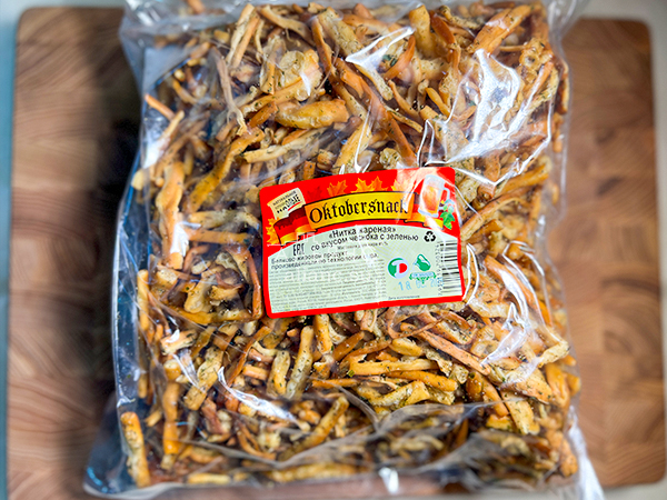 Нитка ЖАРЕНАЯ "Чеснок с зеленью" Oktobersnack 1 кг (сырный продукт) в Дмитрове