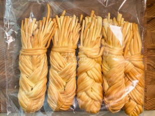 Чичарроны со вкусом холодца и хрена: Сырный продукт ФЕРМЕРСКИЙ коса копченая