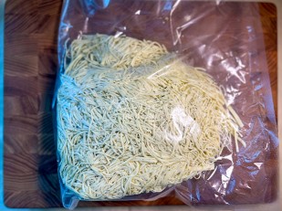 Чичарроны со вкусом сметаны и лука: Сырный продукт ФЕРМЕРСКИЙ паутинка  укроп/чеснок