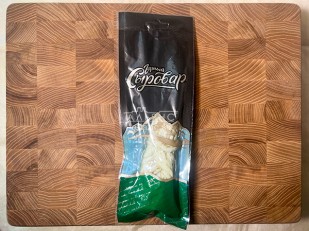 Сыр 150 гр ГОРНЫЙ СЫРОВАР (Ассорти копчёный с парикой): Сыр 100 гр ГОРНЫЙ СЫРОВАР (Косичка с укропом и чесноком)